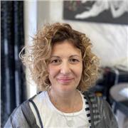 Master in inglese impartisce lezioni a ragazzi fino alla scuola secondaria di secondo grado così come per la lingua francese